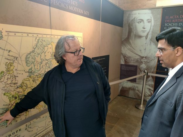 José A. Garzón, explica al GM Anand los contenidos de la sala ‘Valencia, Origen del Ajedrez, 1475