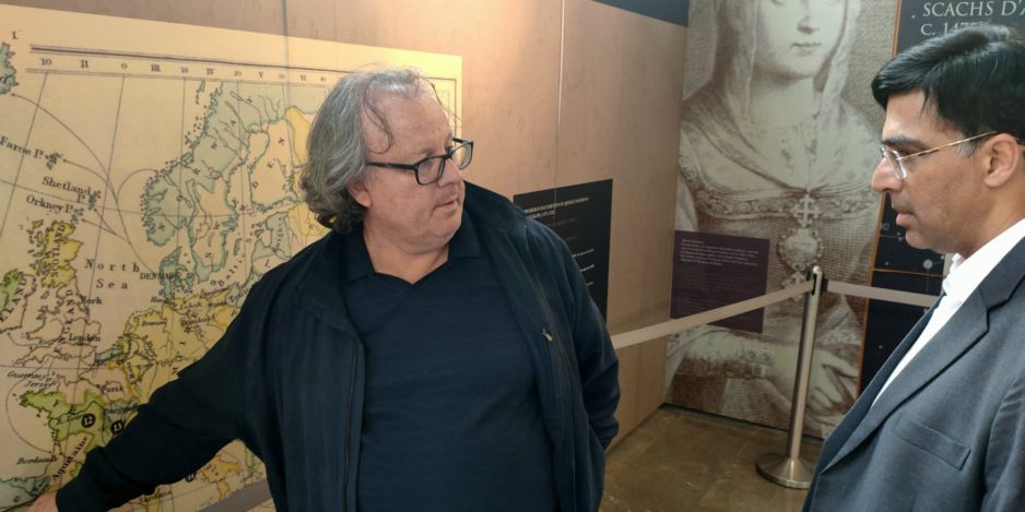 José A. Garzón, explica al GM Anand los contenidos de la sala ‘Valencia, Origen del Ajedrez, 1475